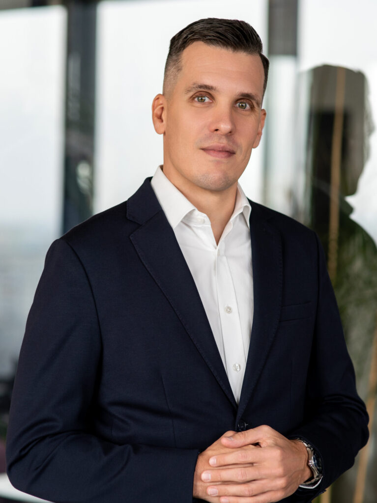 Kamil Marynarka scaled e1760694805101